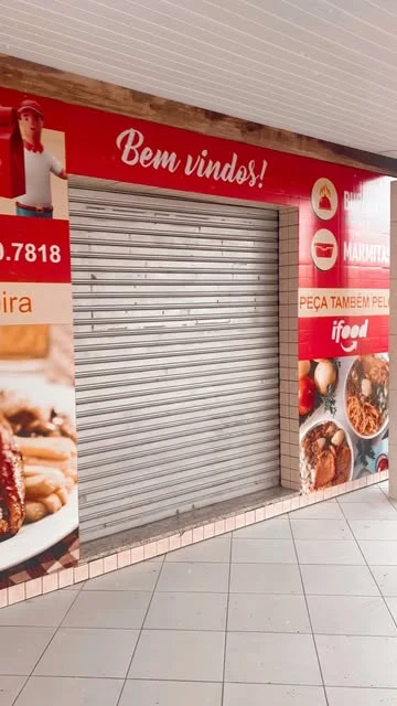 Restaurante delivery: Fachada adesivada feita pela ArtSector
